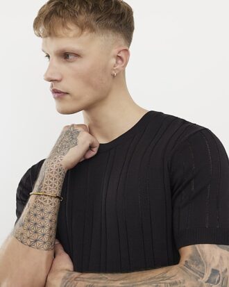 Svart slim fit-T-shirt med ribbade kanter