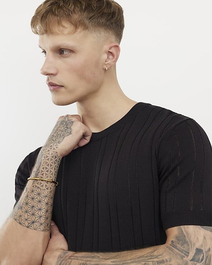 Svart slim fit-T-shirt med ribbade kanter