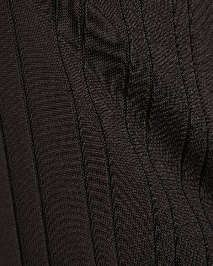 Svart slim fit-T-shirt med ribbade kanter