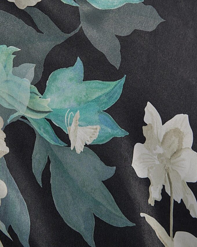 Svart slipklänning med blommönster och spetsar