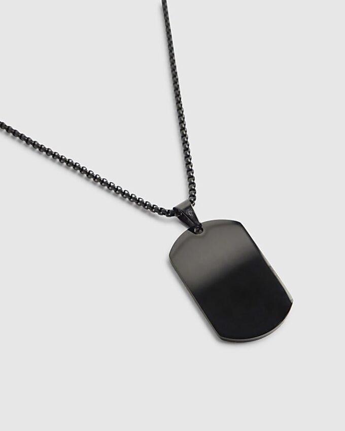 Svart stålhalsband med svart tagg