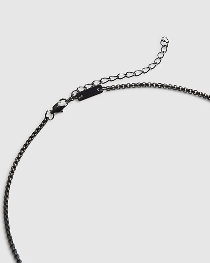 Svart stålhalsband med svart tagg