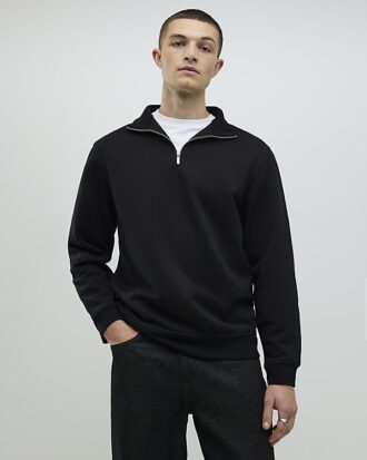 Svart sweatshirt med normal passform och trattkrage