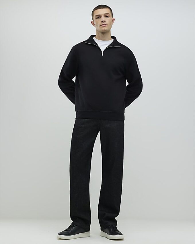 Svart sweatshirt med normal passform och trattkrage