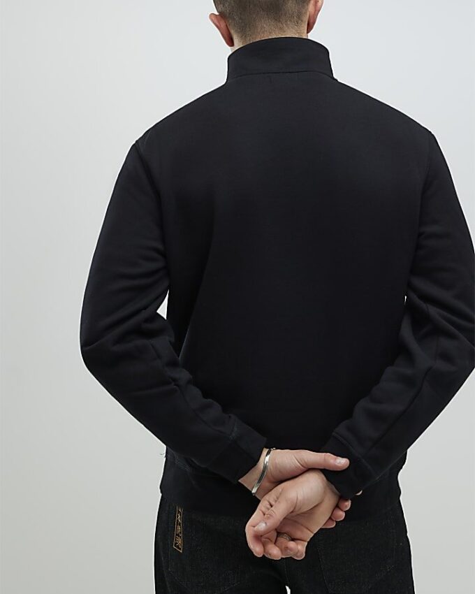 Svart sweatshirt med normal passform och trattkrage