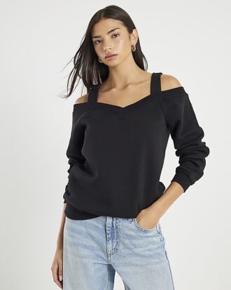 Svart sweatshirt med utskärning