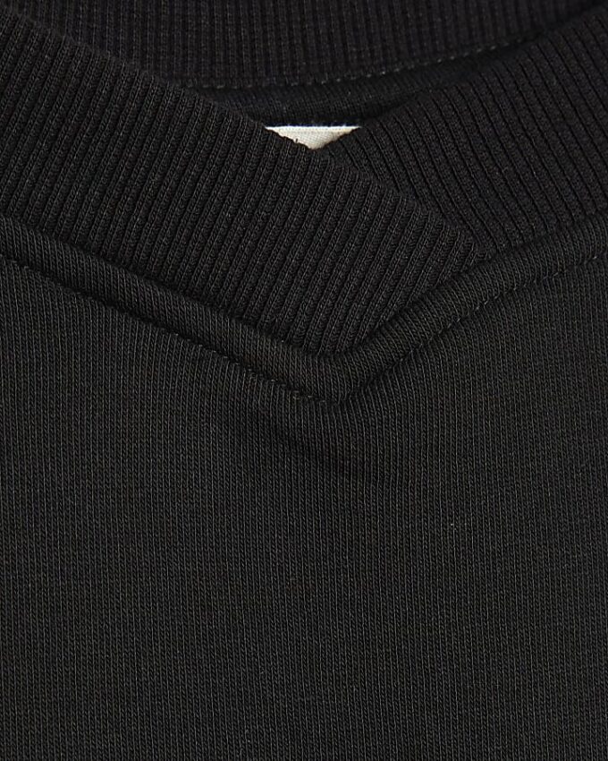 Svart sweatshirt med utskärning