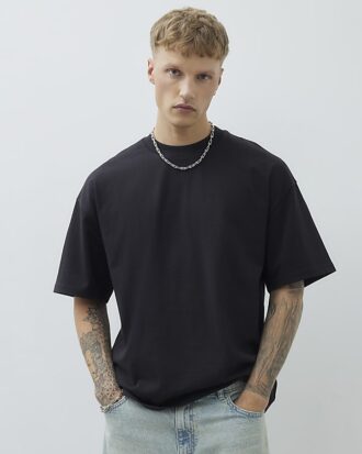 Svart T-shirt i oversized-modell