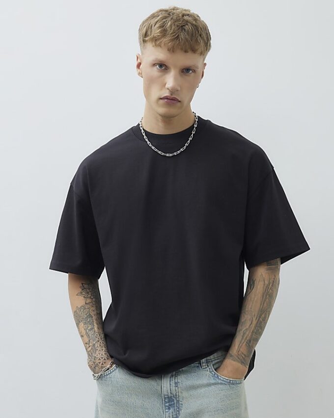 Svart T-shirt i oversized-modell