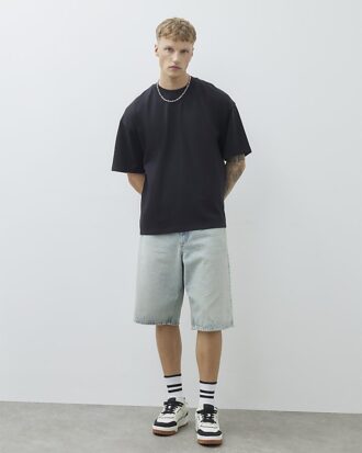 Svart T-shirt i oversized-modell
