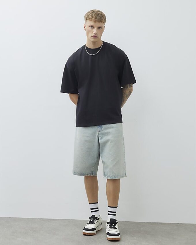 Svart T-shirt i oversized-modell