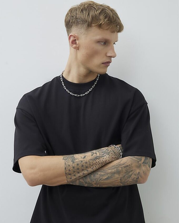 Svart T-shirt i oversized-modell