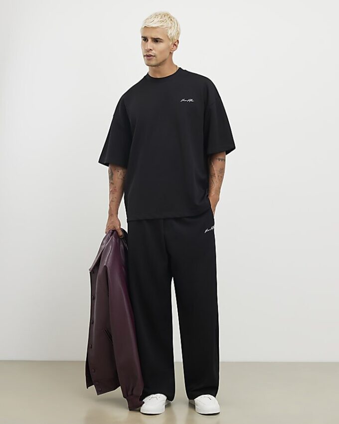 Svart T-shirt i oversized-modell
