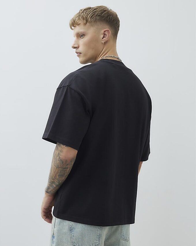 Svart T-shirt i oversized-modell