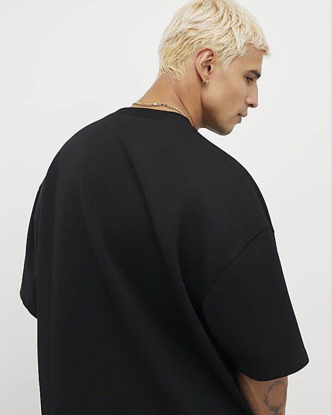 Svart T-shirt i oversized-modell