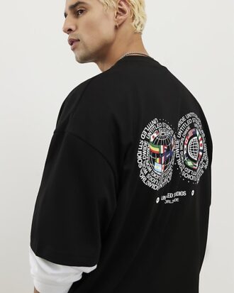Svart T-shirt med internationella flaggor