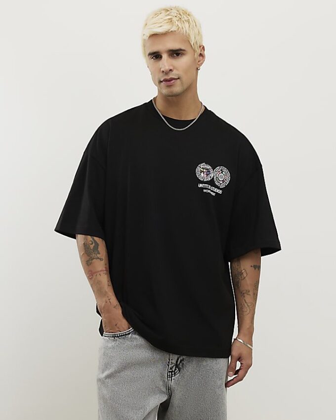 Svart T-shirt med internationella flaggor