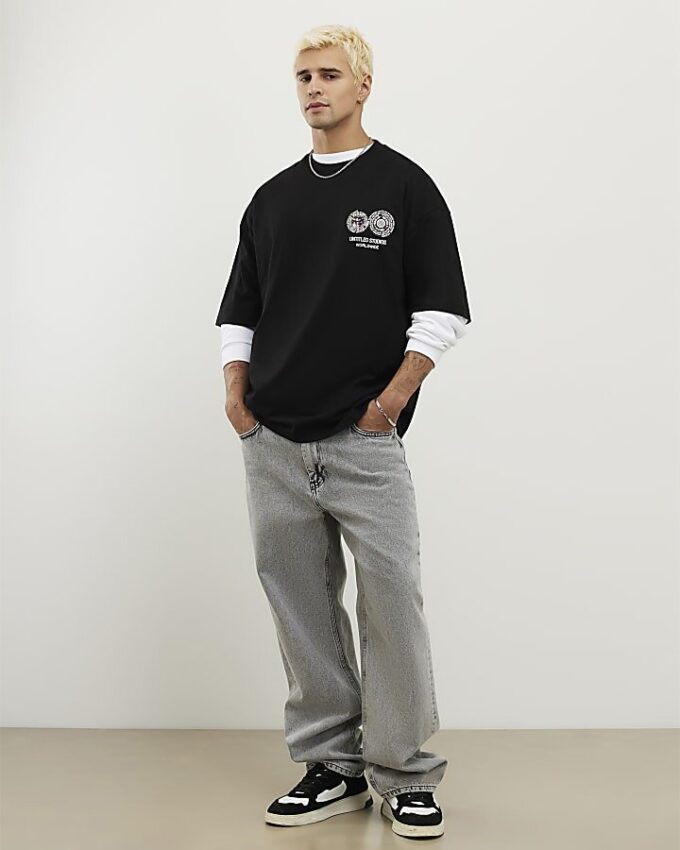 Svart T-shirt med internationella flaggor