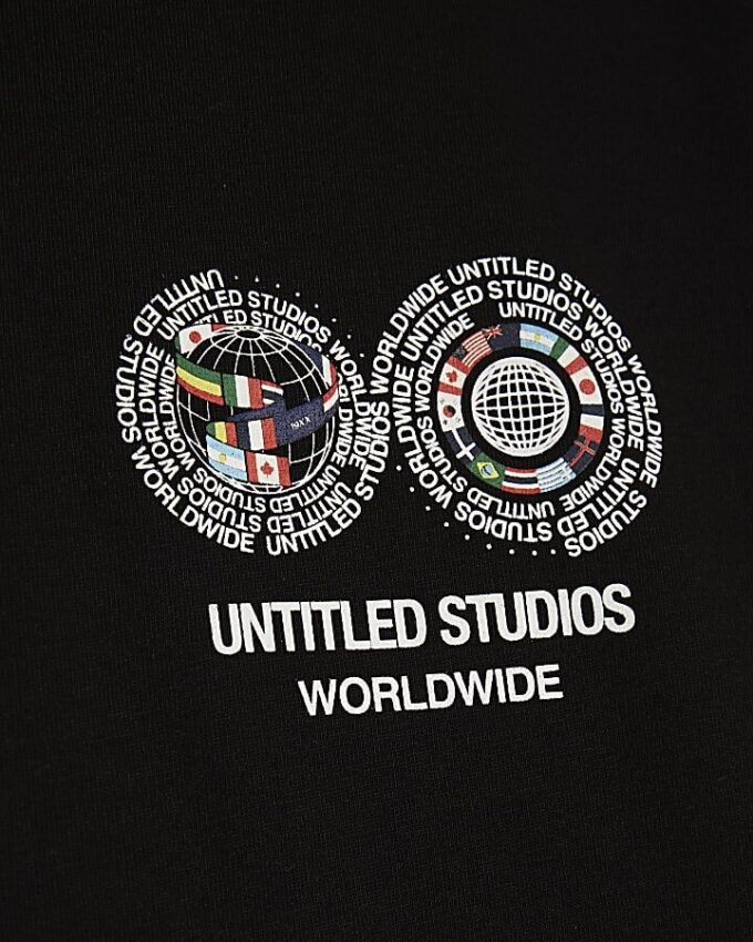 Svart T-shirt med internationella flaggor