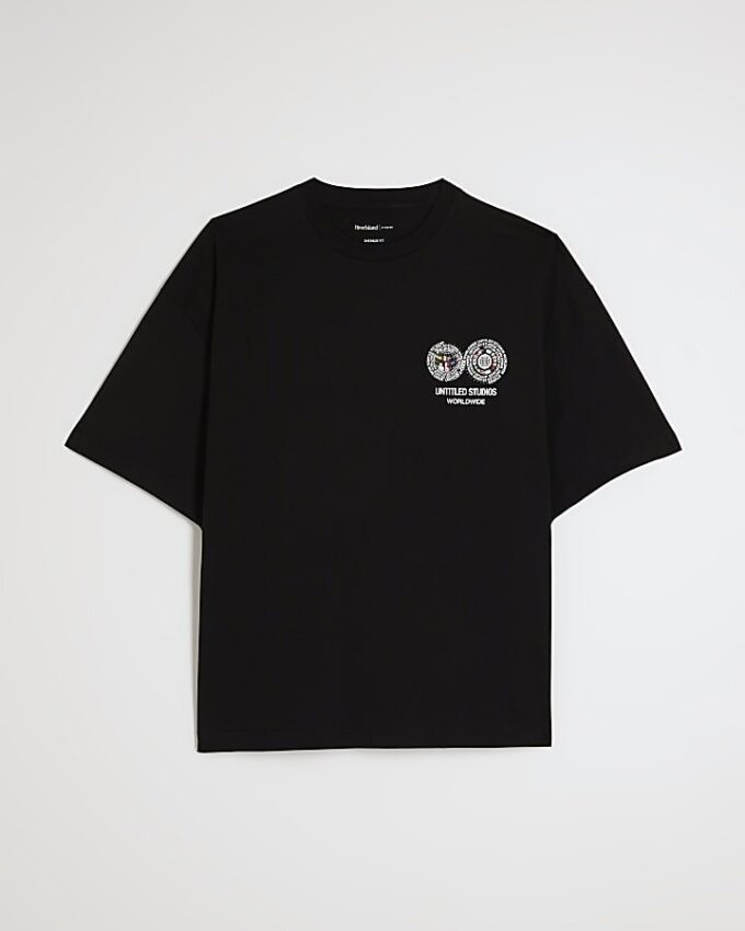 Svart T-shirt med internationella flaggor