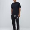Svart T-shirt med normal passform Svart T-shirt med normal passform
