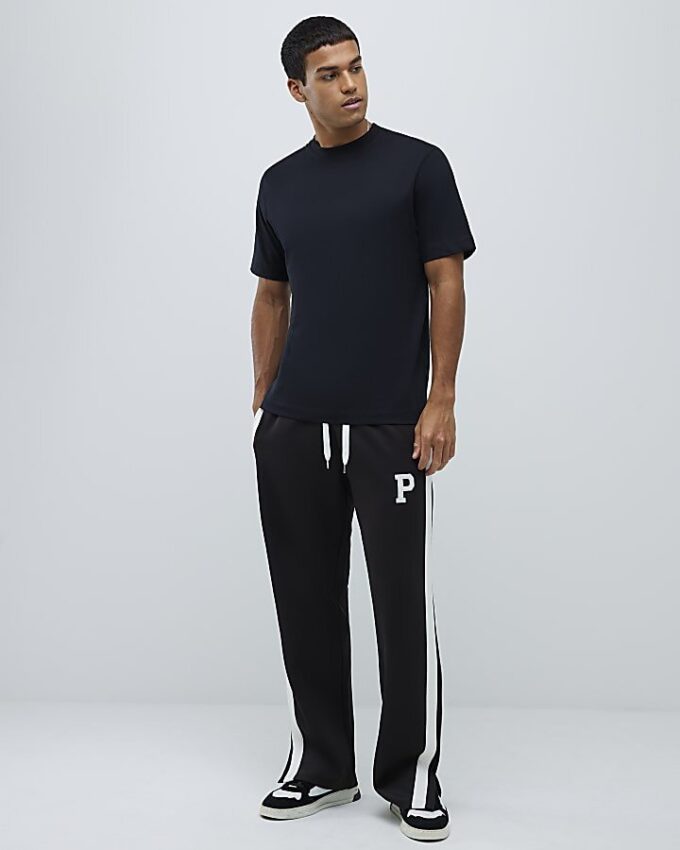 Svart T-shirt med normal passform Svart T-shirt med normal passform