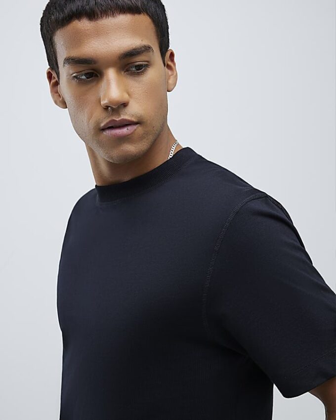 Svart T-shirt med normal passform Svart T-shirt med normal passform
