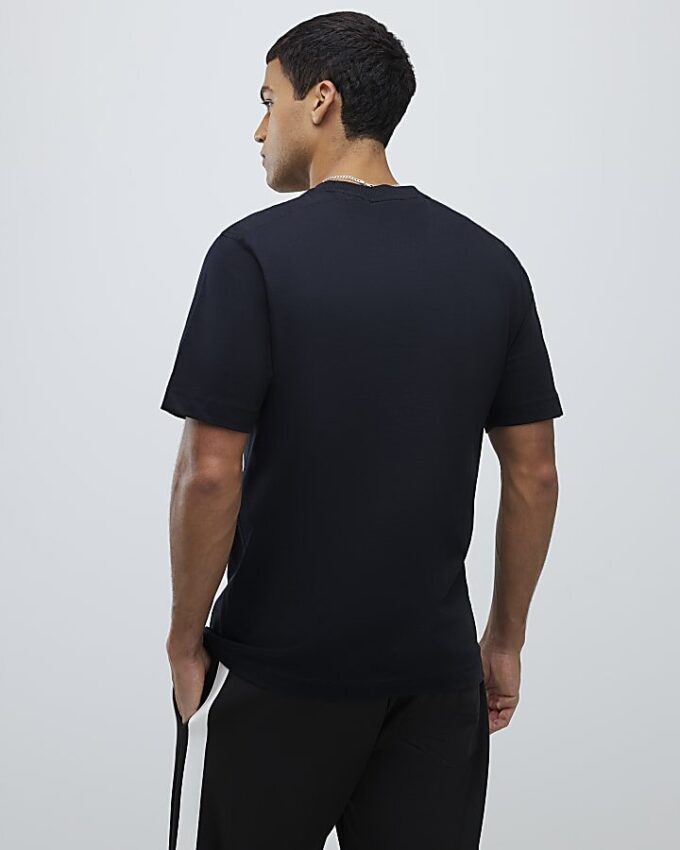 Svart T-shirt med normal passform Svart T-shirt med normal passform