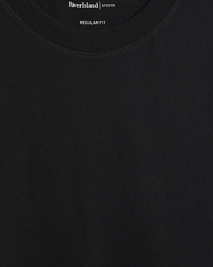 Svart T-shirt med normal passform Svart T-shirt med normal passform