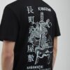 Svart T-shirt med normal passform och Kanazawa-ormmotiv