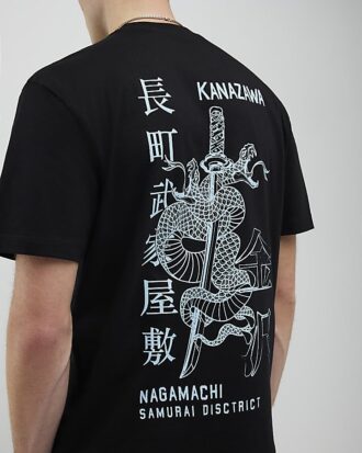 Svart T-shirt med normal passform och Kanazawa-ormmotiv
