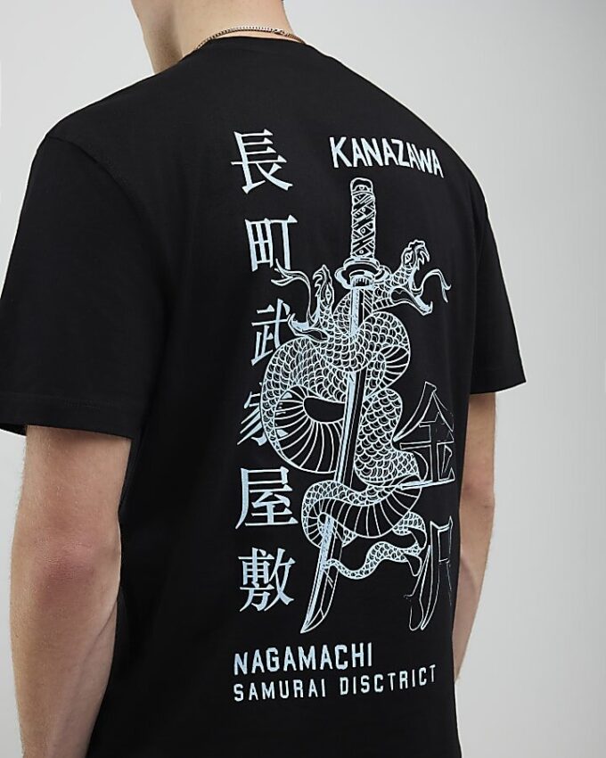 Svart T-shirt med normal passform och Kanazawa-ormmotiv