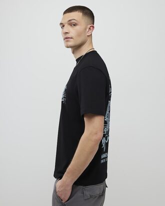 Svart T-shirt med normal passform och Kanazawa-ormmotiv