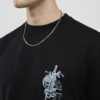 Svart T-shirt med normal passform och Kanazawa-ormmotiv