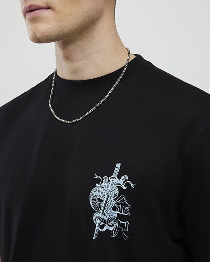 Svart T-shirt med normal passform och Kanazawa-ormmotiv