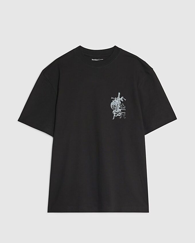 Svart T-shirt med normal passform och Kanazawa-ormmotiv
