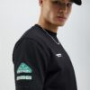 Svart T-shirt med normal passform och Penrose-vapen
