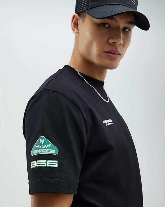 Svart T-shirt med normal passform och Penrose-vapen