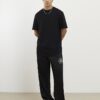 Svart T-shirt med normal passform och rundad fåll