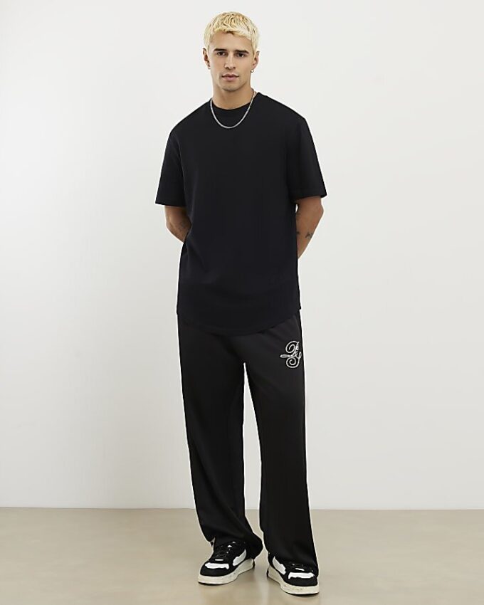 Svart T-shirt med normal passform och rundad fåll