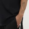 Svart T-shirt med normal passform och rundad fåll
