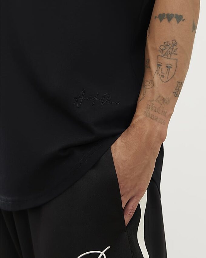 Svart T-shirt med normal passform och rundad fåll