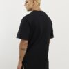 Svart T-shirt med normal passform och rundad fåll