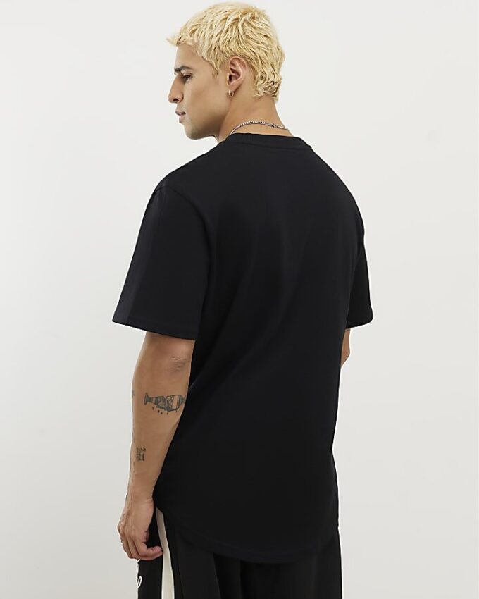 Svart T-shirt med normal passform och rundad fåll