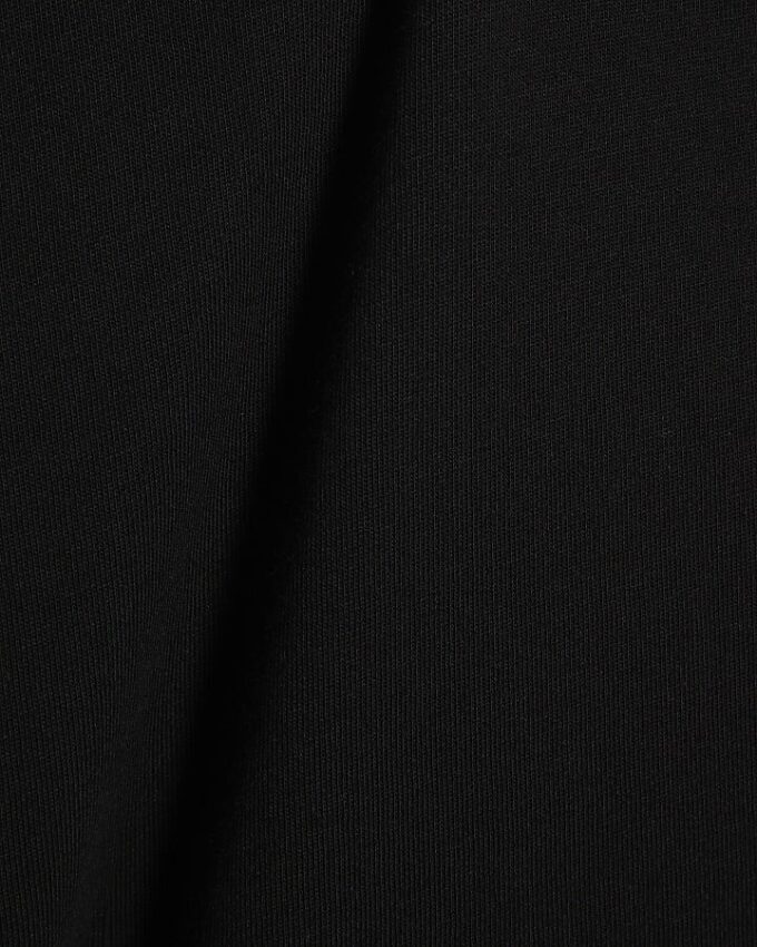 Svart T-shirt med normal passform och rundad fåll
