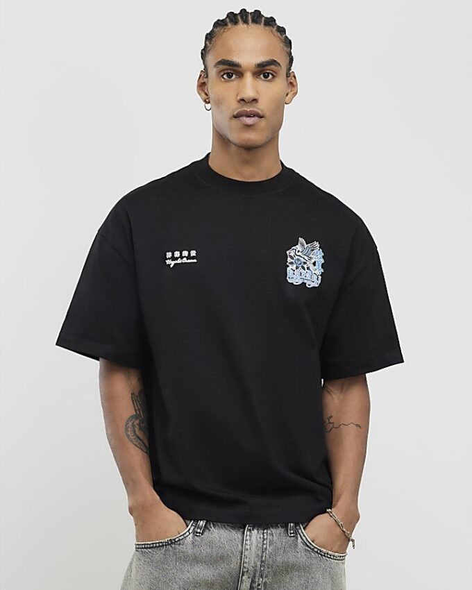Svart T-shirt med oversized passform och Kazaki Crane-tryck