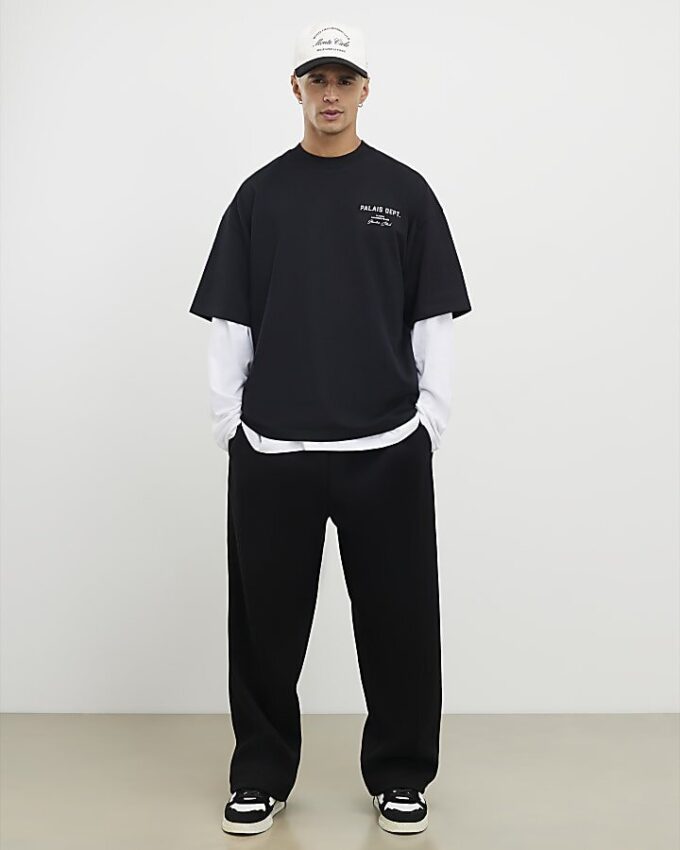Svart T-shirt med oversized passform och Palais Dept-tryck