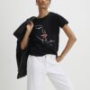 Svart T-shirt med skissartat ansikte i folie