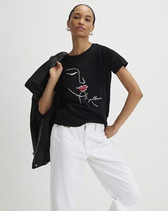 Svart T-shirt med skissartat ansikte i folie