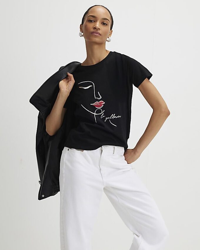 Svart T-shirt med skissartat ansikte i folie